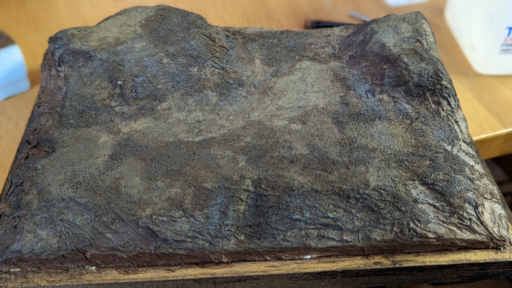 ティッシュをボンド水で濡らして乾燥させた後、テクスチャーペイントを塗って地面のジャリジャリ感を表現しました。テクスチャーペイントが乾いたらウェザリングカラーやエナメル塗料で塗装して大地は完成。