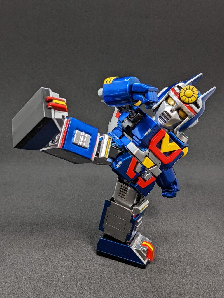 可動域を証明するハイキックポーズ🦿この状態で支えなしの自立するんですわ🤣ちなみに足は関取の股割りのごとく180度開きます。ただパーツ干渉もあり前にはそんなに出ないという🤣🤣しかもSDCSスネパーツを下目に付けたので膝の二重関節の真価も発揮できないという🤣🤣🤣