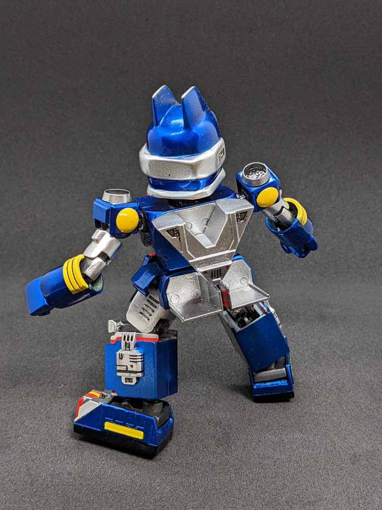 背面を📸頭部側面の細かい部分はスーパーミニプラのシールを貼り付けてみました。そんな細かい仕事はできません🤣肩の黄色の丸部分はスーパーミニプラにはないんですが、劇中スーツの画像検索したらあったので、位置合わせの手間も考え前後ともネオジム磁石でどうとでもできるようにしてあります👍もも裏の塗り分けとかコズモバルカン部分の塗り分けとかは適当です(ファンの方ごめんなさいッ🙏💦)