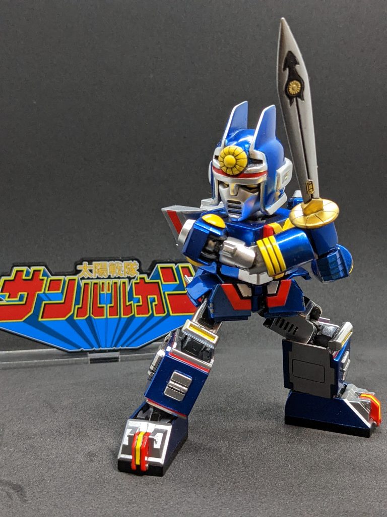 太陽剣の両手持ちも何とか再現できます😉ギリギリですが😅ちょいちょい出てきてるタイトルロゴのディスプレイ、スーパーミニプラ版サンバルカンロボやジャガーバルカンもポチってしまいました🤭(まだ作ってないという🤣🤣🤣)金属感がイイ感じ☺️