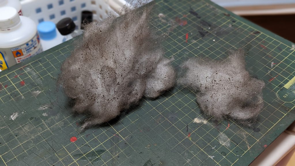 土煙には綿を使い、砕いたコンクリートを振りかけることで飛び散る土や石を表現しました。今回初めてやってみましたが結構いい感じにできたと思います。砕いたコンクリートはボンド水を吹き付けて固定してます。