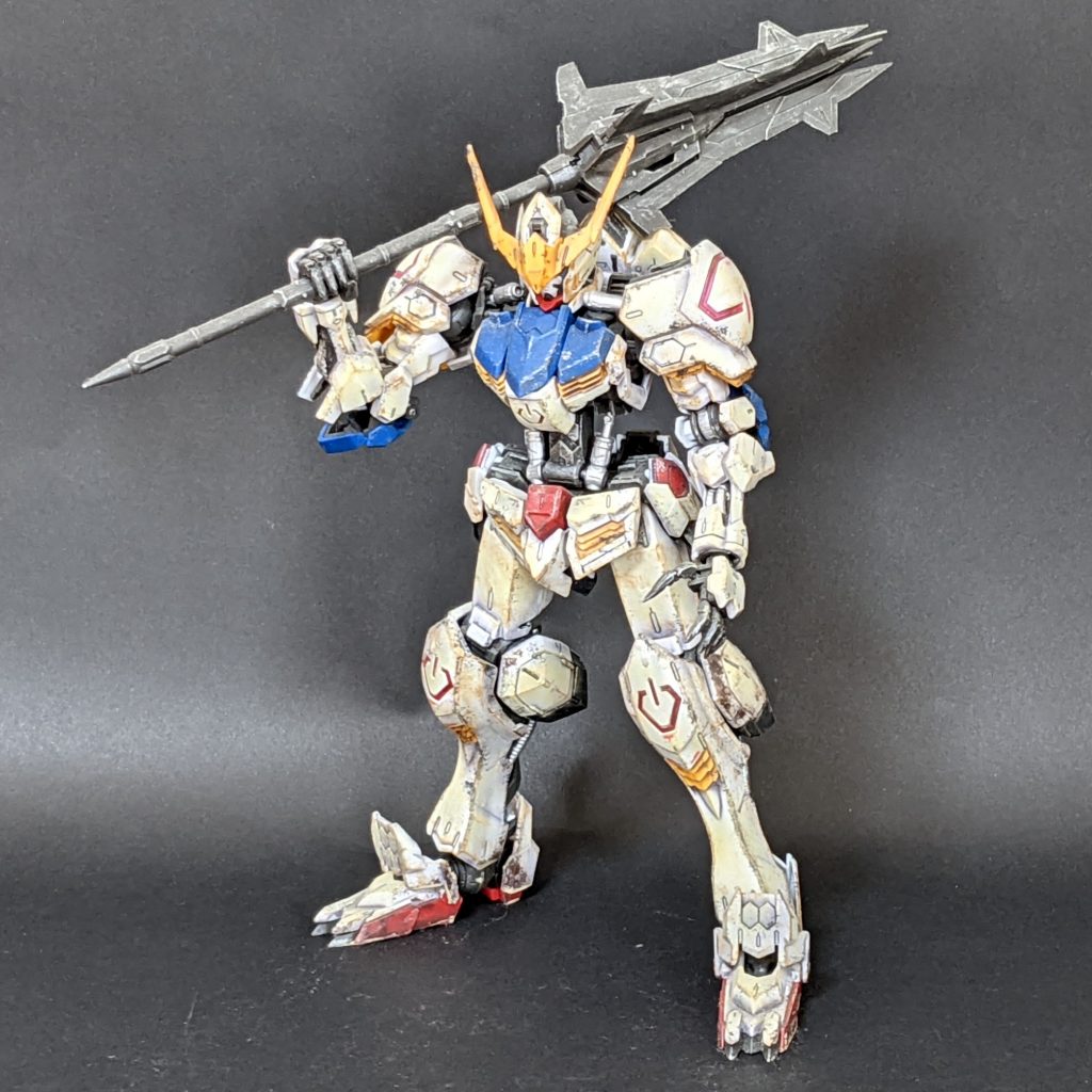 ちょっと猫背気味で疲れた感と悲壮感が漂う