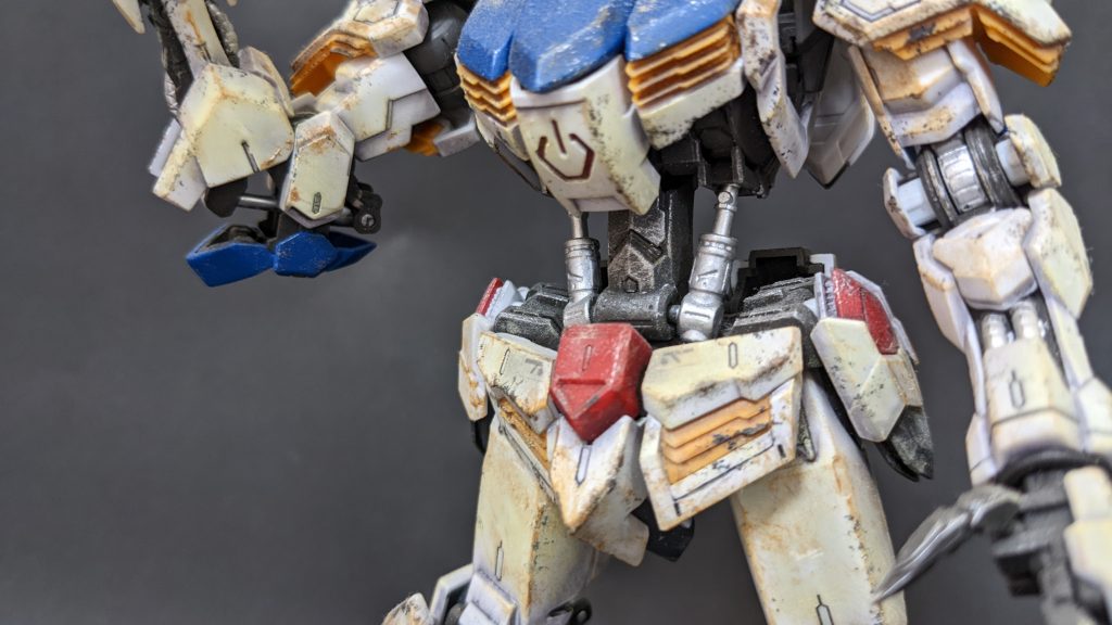 ガンダムシリーズでは他に例を見ないほど細いウエスト