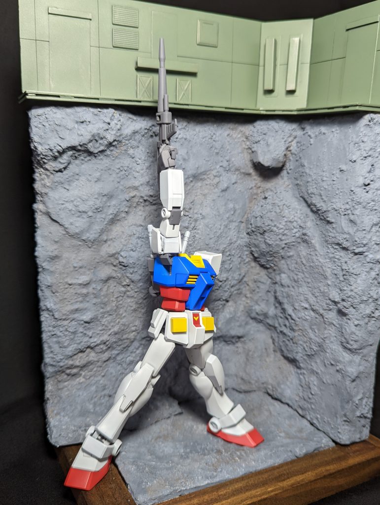 先ずは加工箇所ですが、脚の合わせ目消し、股下とバックパック、腕側面の穴埋め、脇のディテール追加です。エントリーグレードっぽさを残すために、バックパックのバーニアと関節部分の肉抜き穴はそのままにしています。