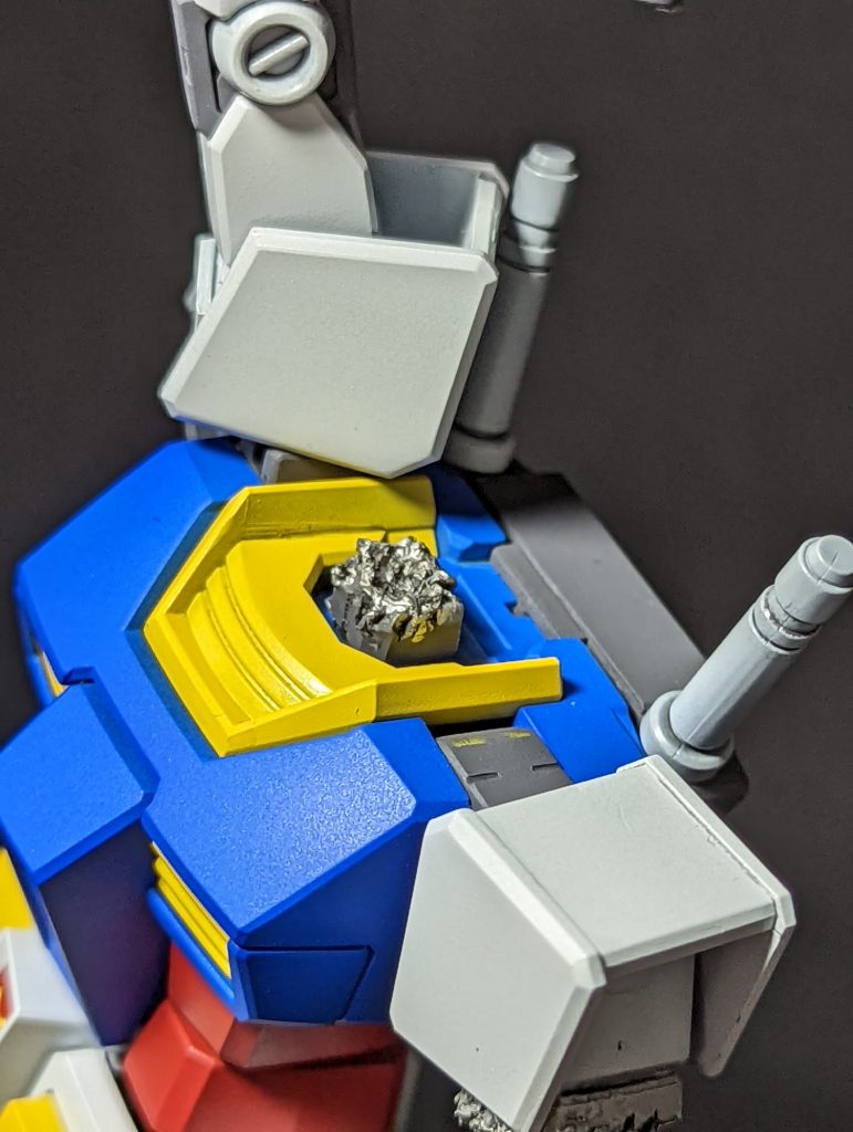 腕と首はニッパーで適当に切り刻んで、パテをもって乾かないうちに爪楊枝でツンツンしたり、それっぽく形を整えています。