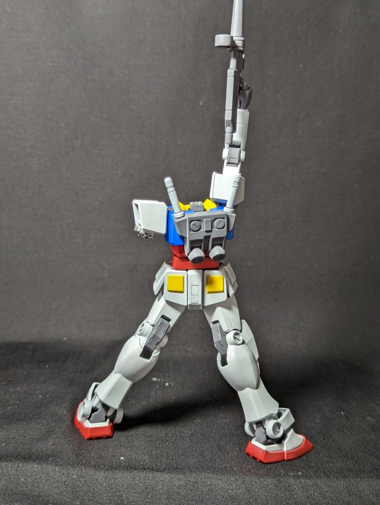 塗装は、ガンダムカラーの赤、青、白、黄色をそのまま使用しています。フレーム部分はメカサフを使用。全体に黒サフで下地を作っています。アニメっぽさを出したくて、ウェザリング無しのすっきりした仕上げにしました。