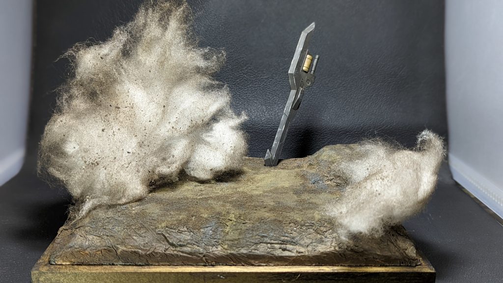 最後に剣を刺したり土煙を固定したりすれば台座は完成です。綿で作った土煙のエフェクトは展示後にへたれることがないようにボンド水を吹き付けてある程度固めています。