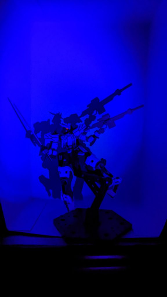 カメラアイに蛍光塗料を使ったので暗闇の中での射撃ポーズ。