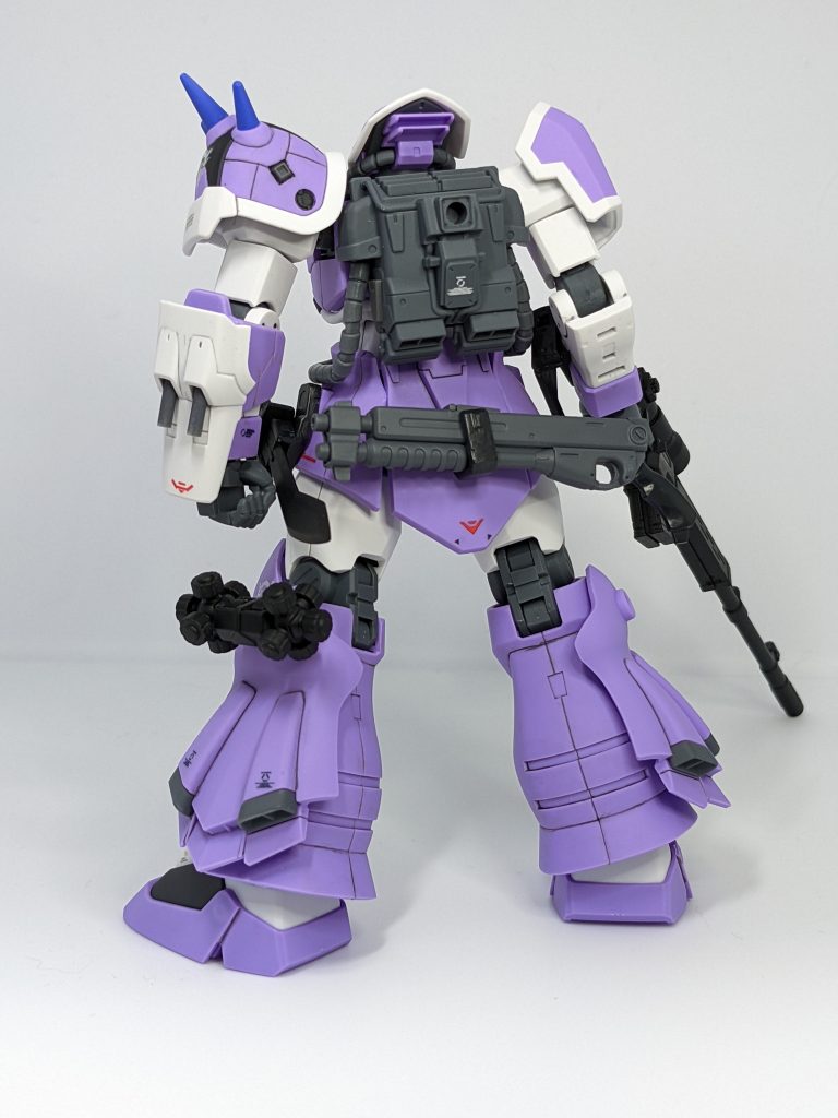 ショットガンのグリップだけファントムグレーにしたけどわからないやんけ!!バックパックの穴は当然なんかつくためのものなんでしょうけど、よくわかりませんね。左腕装甲に余剰パーツを取り付けましたが、右腕が無加工なので穴が目立つ・・・後ろから見なければ良い!