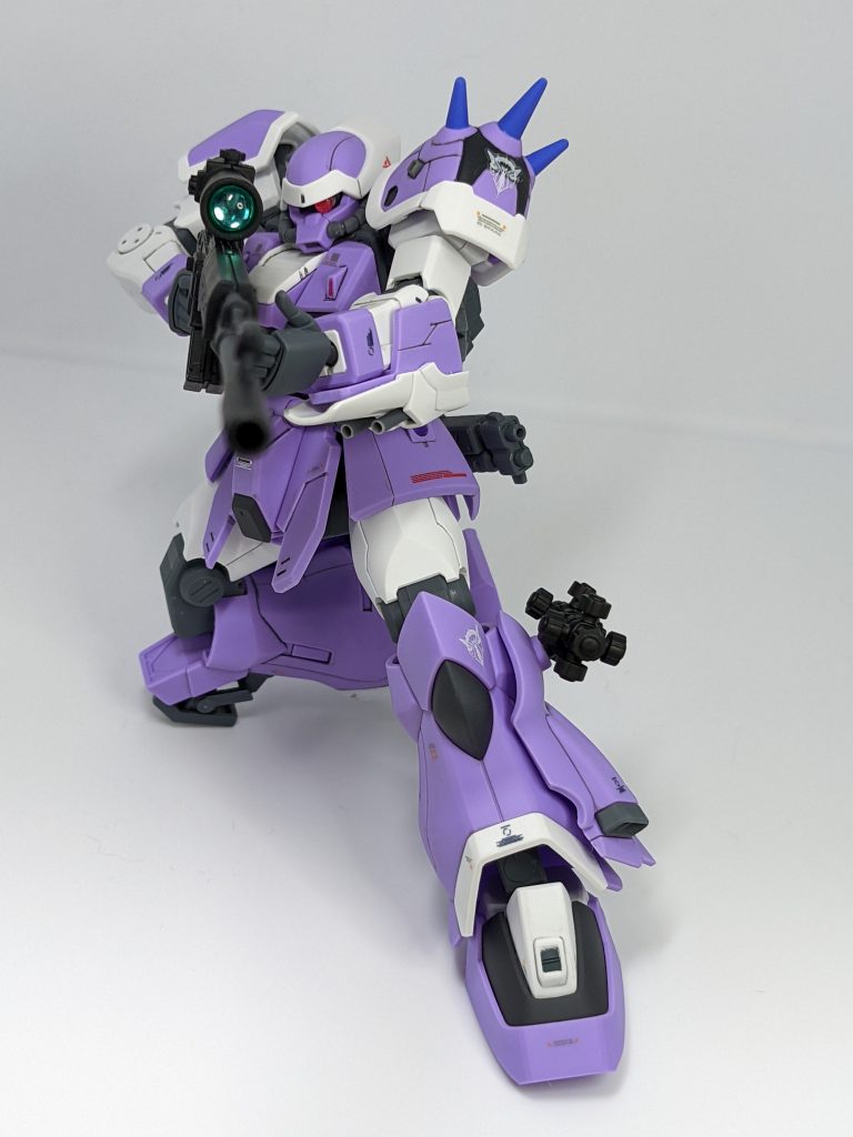 腰回りのアーマーが干渉するので、狙撃ポーズは少しつらい。足首の接地性をあげるべく1mmほど延長はしていますが、狙撃させるにはもう少し可動域がほしかった。どこかでスナイパーライフルは陽の光でキラリとしたら位置バレするからつや消しが施されている、と見た気がしたので、ショットガン以外の武器はつや消しブラックで塗装しています。ショットガンは後ろに装備してますからね。クラッカーまでやらなくてよかったような。ジムスナイパー2のようなスコープを覗く姿勢をすっぱりと諦めて、スコープとモノアイによって対象までの距離をはかる・・・みたいな感じになりました。もとい、そうなるってことにしました。