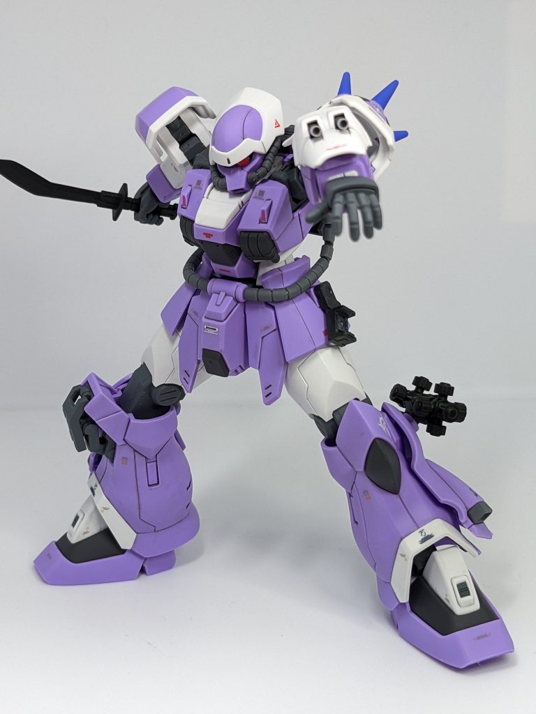 グフカスタムみたいなポーズ。かっけぇ。ヒートソードほしい。余剰パーツはあくまでも余剰であって、それが完成することはないってのが普通だと思われるので足りないものは他所から持ってきて追加です。銃口パーツですね。マガジンどこなんでしょうね。脚部ミサイルの一部とか、使わなかったほうのスネパーツとか、何かで再利用できたらいいな、とは考えてますが果たして。