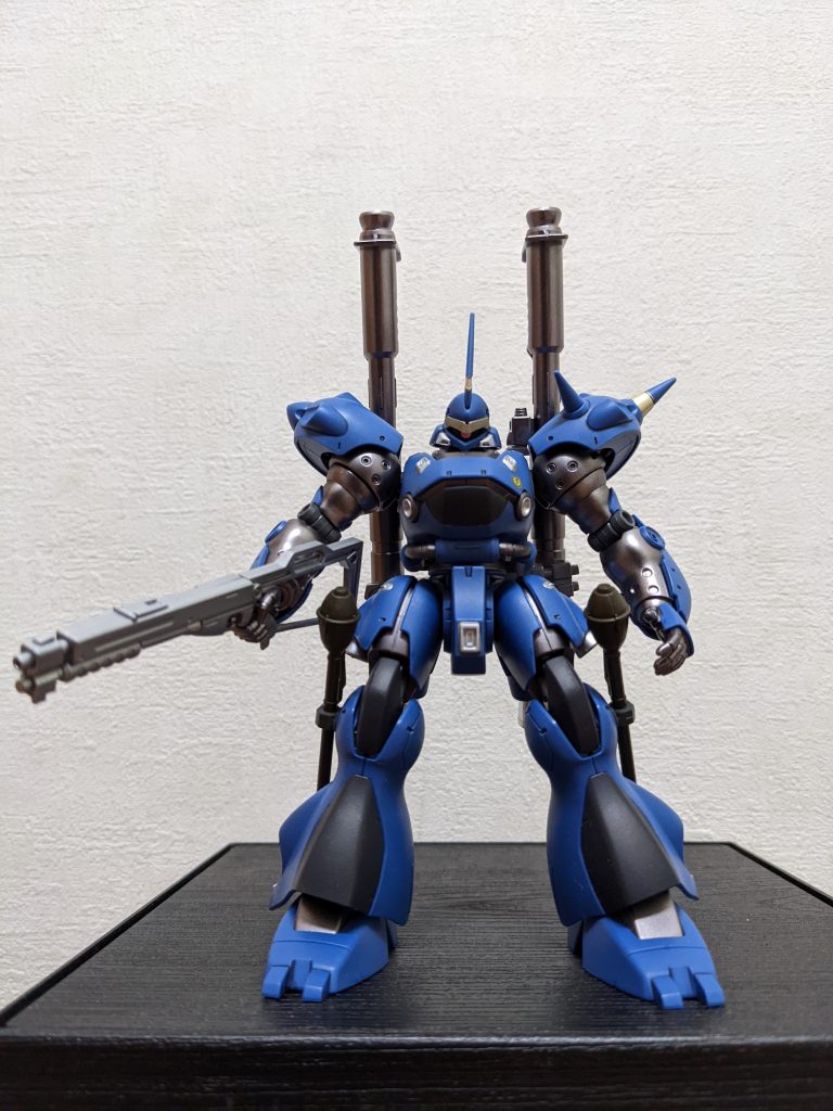 正面キットのデフォのままだと少しノッペリしそうな気がしたので、設定上ブルーのところも、ファントムグレー、ヘビーガンメタで色分け追加。スラスター系はシャインシルバーで。さらに調子に乗って😅額もヤクトドーガ風に、期待の新色ホワイトゴールドで塗っちゃいました!!(イイ色なんだけど、シャインシルバーとあんま見分けつかない・・・💦)ま、思い切ってやってヨカッタと思います😁