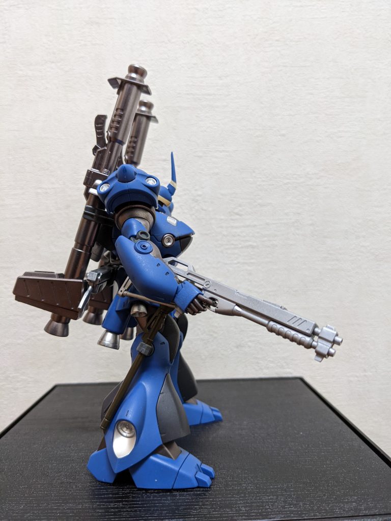 側面武装は、ショットガンをガンダムシルバー、バズーカをヘビーガンメタ、シュツルムファウストをブラウングリーン、チェーンマインをシャインシルバーと、何気に細かく色を変えてみました。