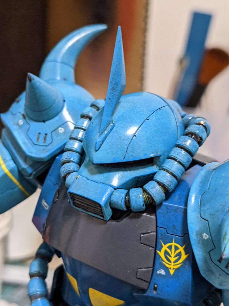 レインボー下地からの本体色をぽんぽん。からのハイライトをポンポン、さらに本体色をもう一度ポンポンからのミスターウェザリングカラー。さらにグロスクリアを吹いてとぎだし。