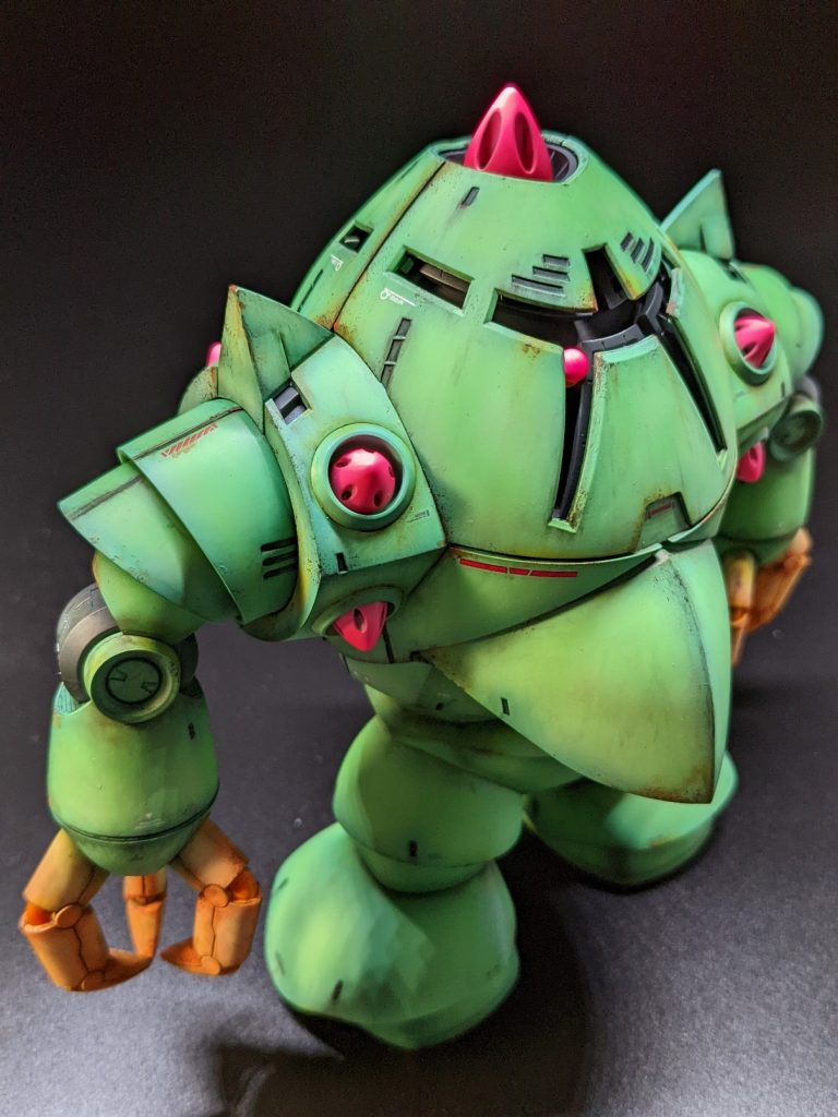 モノアイとロケット(?)は蛍光ピンクにしました。ブルーライトを当てると光ります。