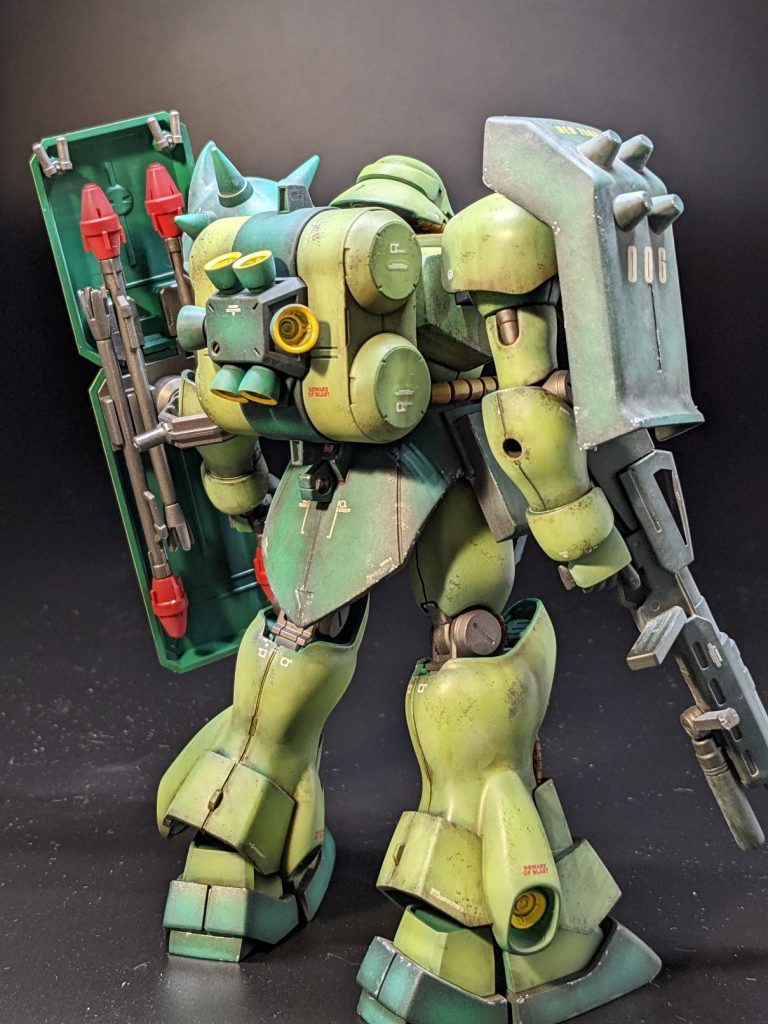 今回もモノアイとバーニアは蛍光塗装です。ブラックライトで光ります。