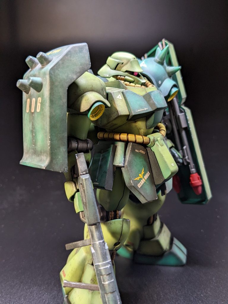 合わせ目は段落ちモールドにしてますが、左肩アーマーだけ合わせ目消してます。