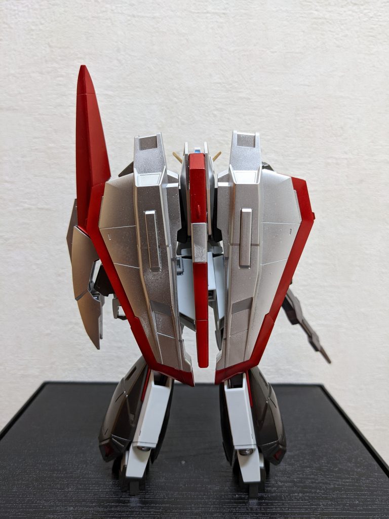 背面ウイング部も軽そうな色にしたかったので銀赤に。ウルトラマンとかジェットビートルっぽいですね😅