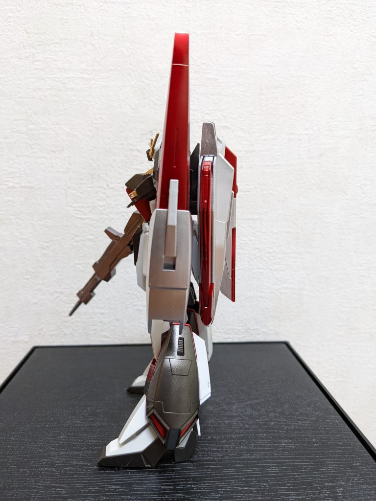 左側面シールドは銀赤ツートンに。オレンジだったスラスター部は赤に統一。