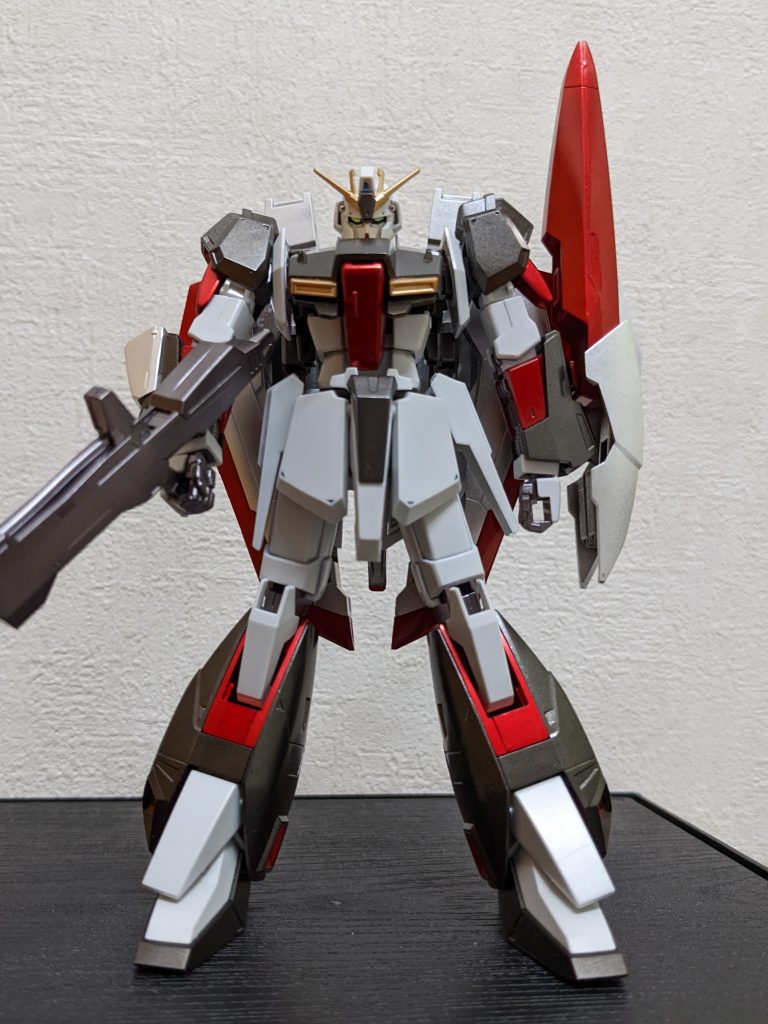 正面カラーリングは、νガンダムを意識しつつ、RGで一切使わなかった赤を大胆に使いたいな、と。あと、脛は膨張色の白からグッと締まった感じにしたくて黒にしましたが、完成してから「マジンガーっぽい💦」ことに気づきました😅