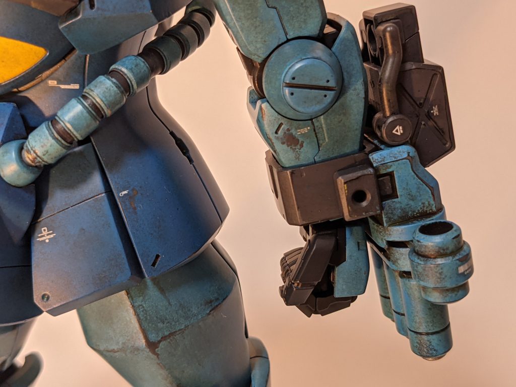 スポンジだと奥まっている箇所がなかなか濡れないので、所々筆塗りしてます。