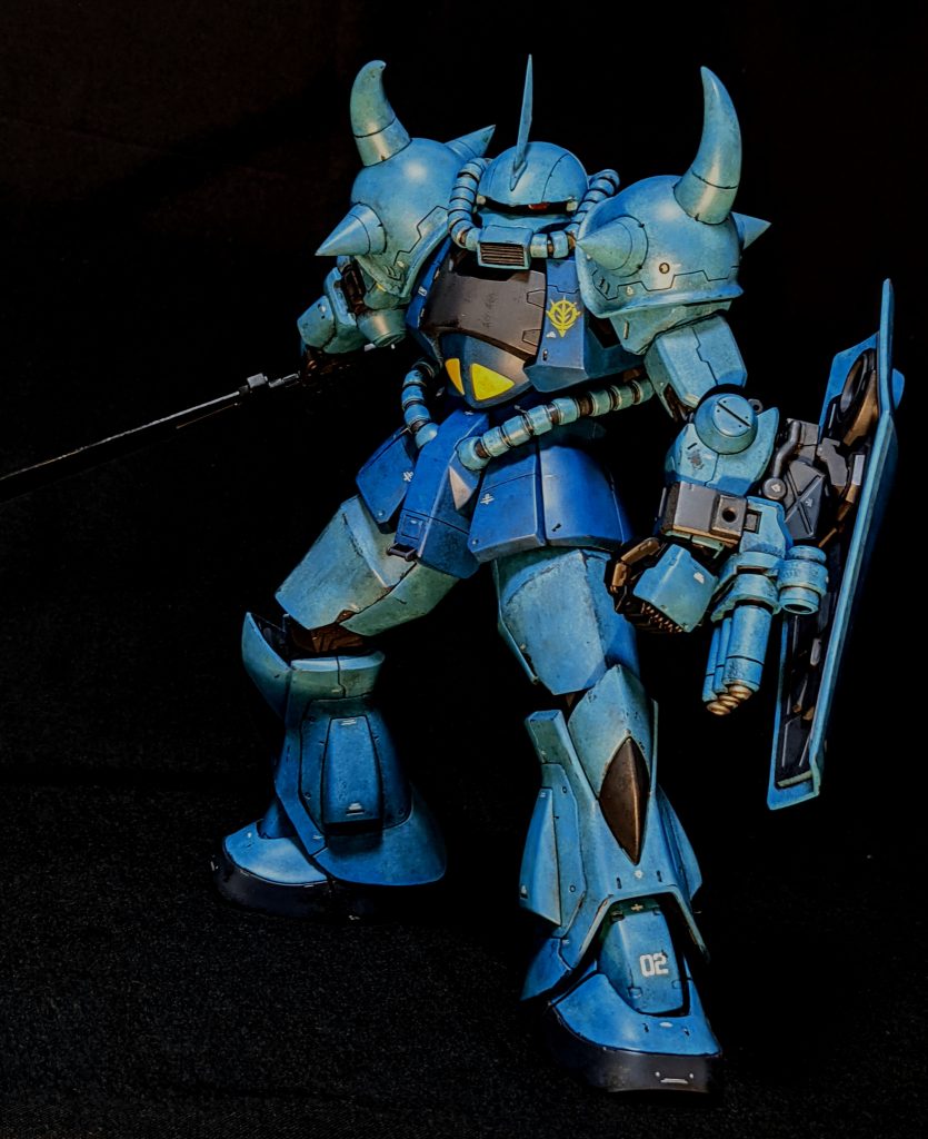 頭部の小型化、口を短く大きく、ボディの幅増し、肩アーマーの小型化、太ももの大型化。