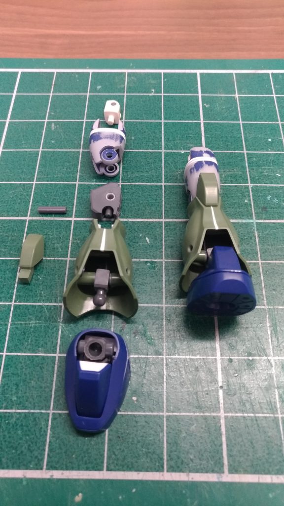 脚部太腿を2mm延長+ジャンクの肩パーツを使って稼働域拡大画像では弄ってありませんが膝アーマー2mm延長下腿の幅をハの字に延長