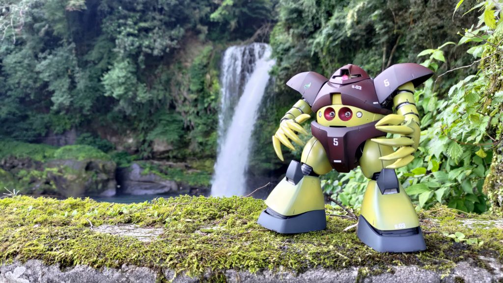 大迫力の二段瀑布とのツーショット　過去作のズゴックと違い肩関節が回転しないのでポーズに難アリなのがMGゴッグの数少ない欠点