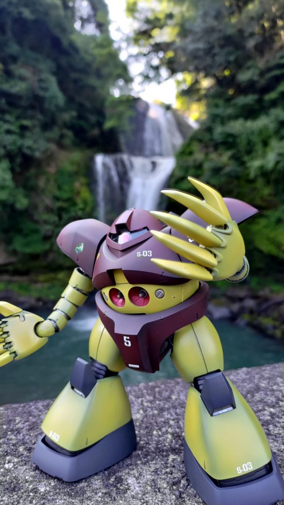 あくまでGUNSTAですので主役はMSです！　立派な滝ですが背景としてボカします