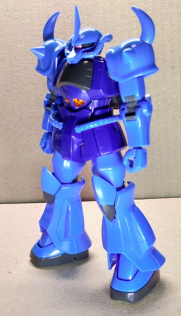 塗装はせずキット成型色そのままです。合わせ目消しもしていません。艶は缶スプレー不可なのでヤスリでの光沢仕上げです。頭は通常のグフは鼻が長くて好みではないので、キット付属の小顔へ変更しています。