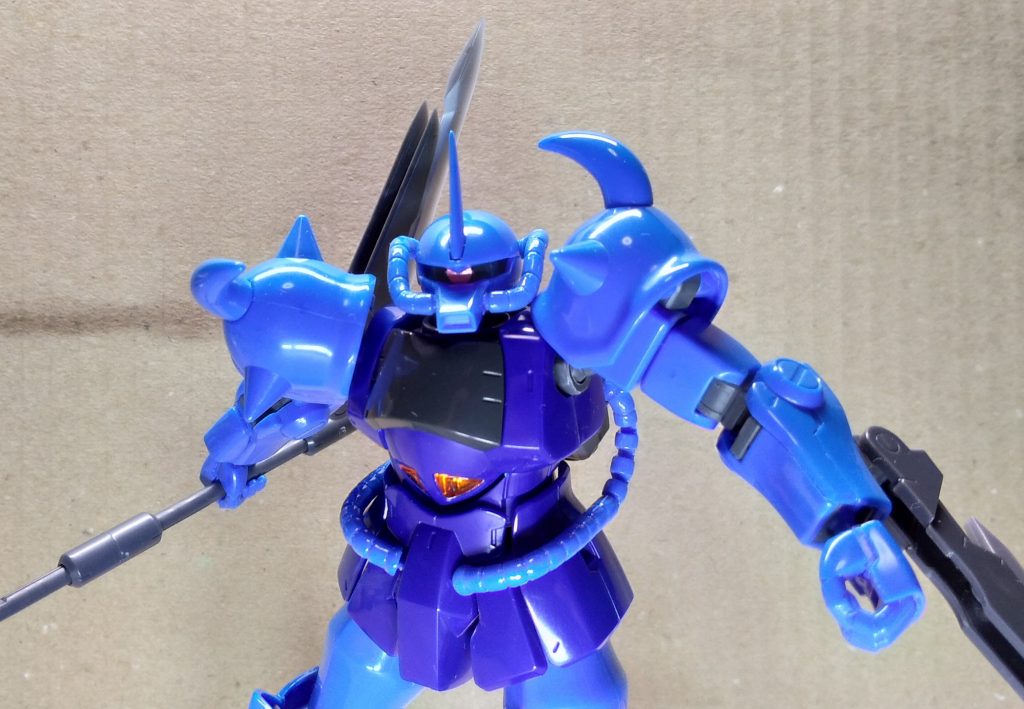 左手のバルカンはスーパーロボット的で嫌いで、キットには普通の握り手も付属しているので、そちらに変更してあります。合わせ目消しをしていないので、右肩アーマーに若干合わせ目が見えています。