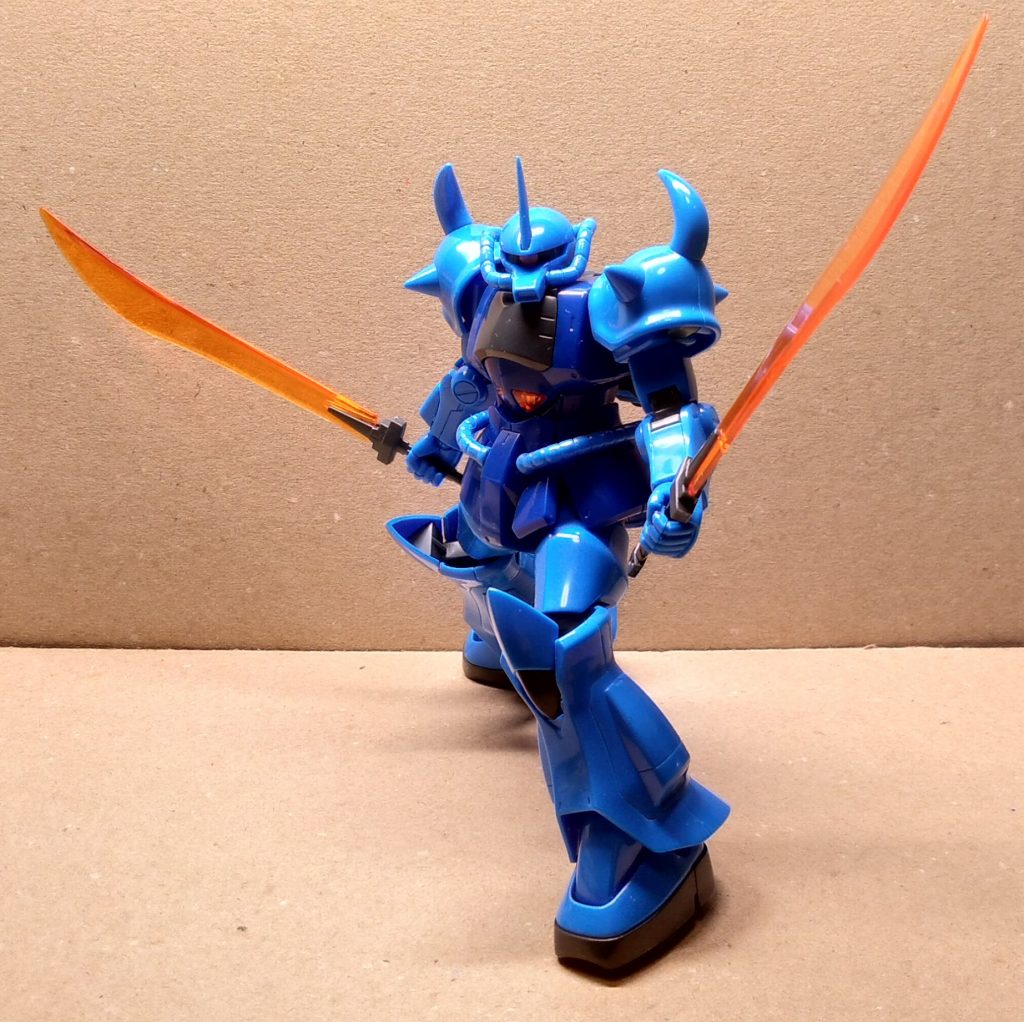 グフは何故か2本もサーベルが入っているので、二本持ちも。シールドは不格好だと思っているので付けません。