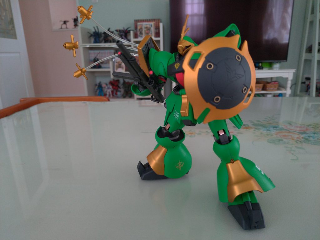 ポージングはなんとなく説明書通りに出来ました!ファンネルも飛ばしてみたら、このポーズにはなんとなく合いません。やっぱりファンネルは飛んでるシーンですね。