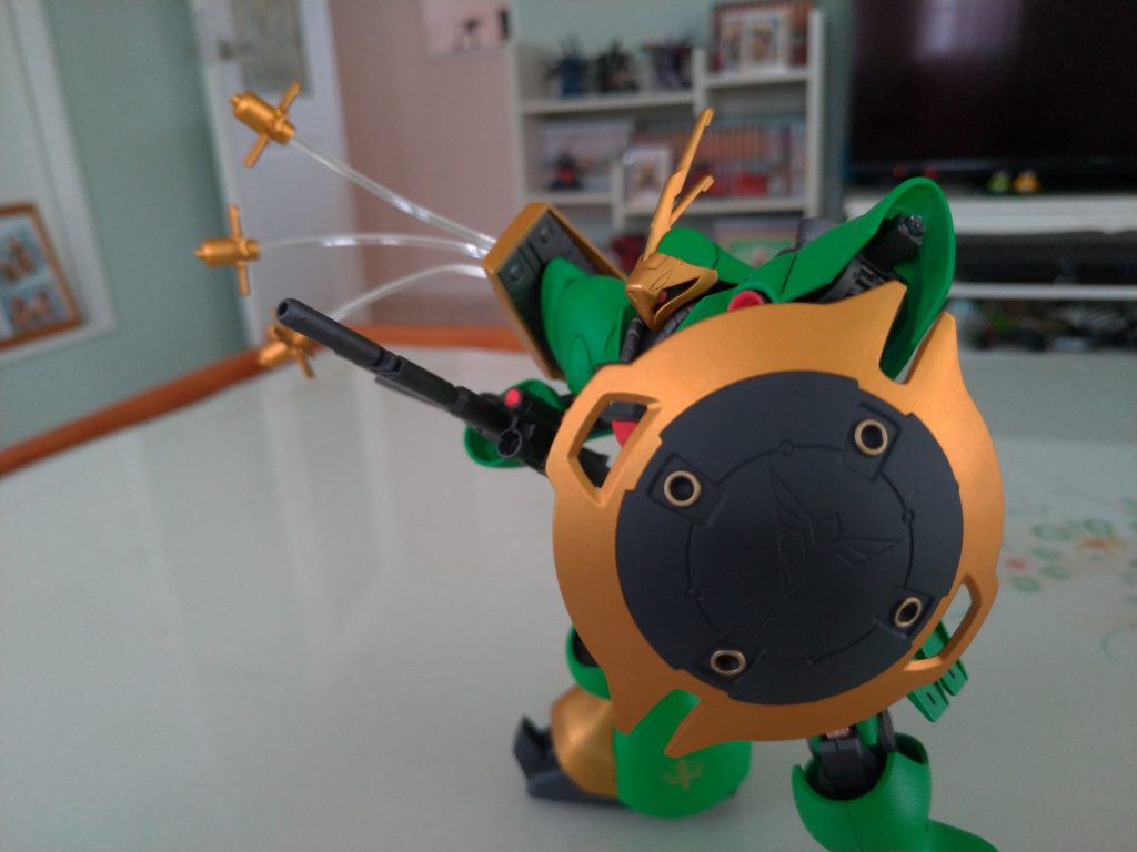 塗装のためにバラしてたら左肩のシールドが固くて折れてしまった(涙)接着剤つけても直らなかったので潔く破壊されたことにw