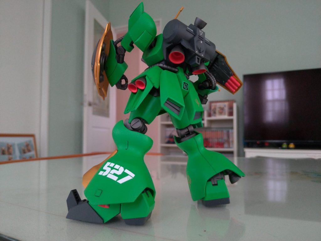 いまにも発進しそうです!デカール貼りもセンスがないので大きいデカールを数カ所貼って完了!小さいデカールをチマチマ貼ると逆に格好悪くなることに最近気付きました♪リベンジはクエス機で!