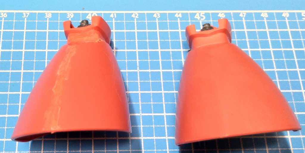 磨き工程の途中です。基本は接着すらしていなくてお手軽(といっても光沢仕上げだと塗った方が早いです)仕上げなのですが、今回はパックリ割れて(左側)しまって瞬着で補強しました。