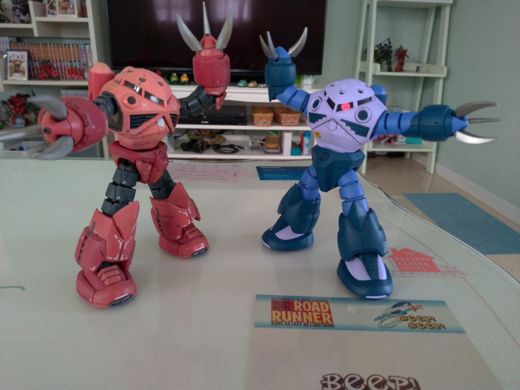 最後は以前に作成した簡単仕上げのRGシャアズゴックと。HGのがシンプルだけど、たくさん手を入れたのでRGに負けない格好良さがありますね!!! RGと一緒に… アモーレ!!