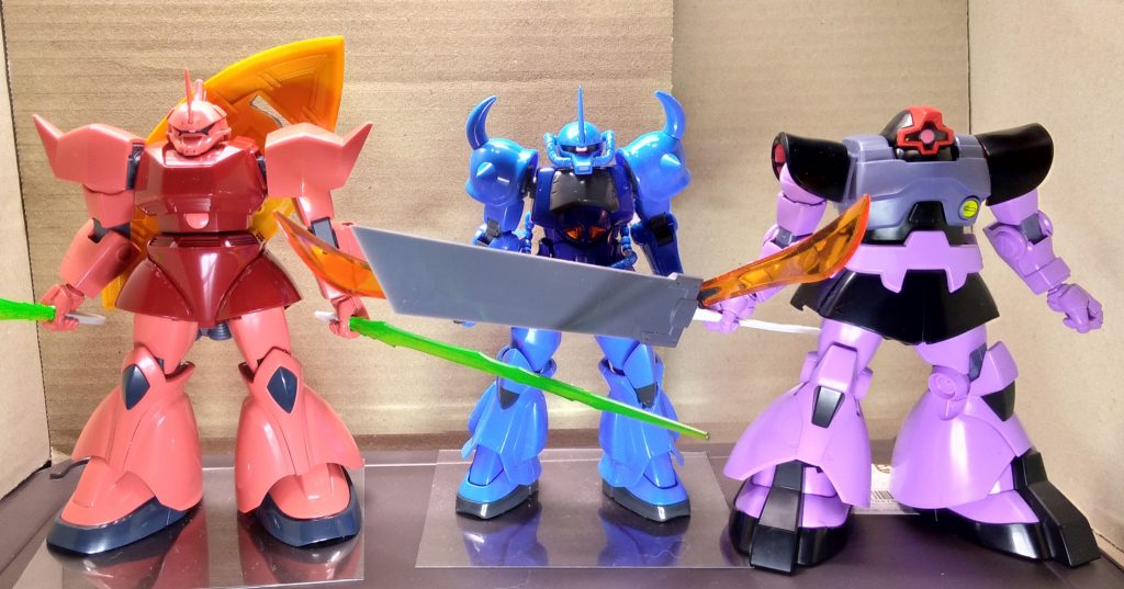 ゲルググは大きいというイメージがあったのですが、最近作ったものと並べてみたらあまり大きくありませんでした。グフは光沢の磨きをしてありますが、ドムは完全なパチ組みです。この画像のゲルググのサーベルはMGのサザビーから拝借してきました。