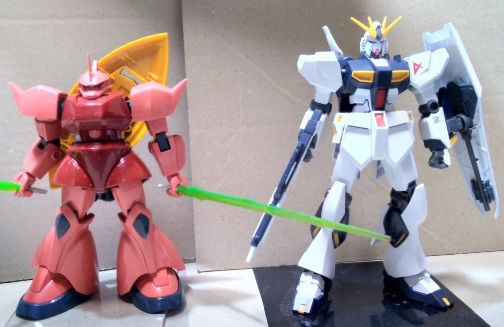EGニューガンダムと。ニューガンダムは大きいですね。