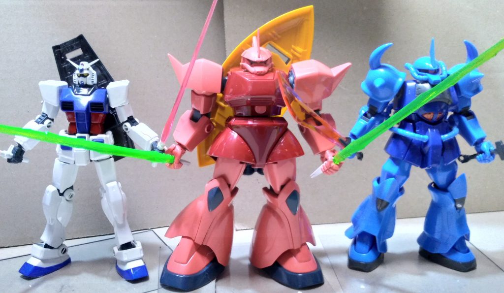 ガンダムとは頭一つ分と、ガンダムがスリムなので大きく見えます。
