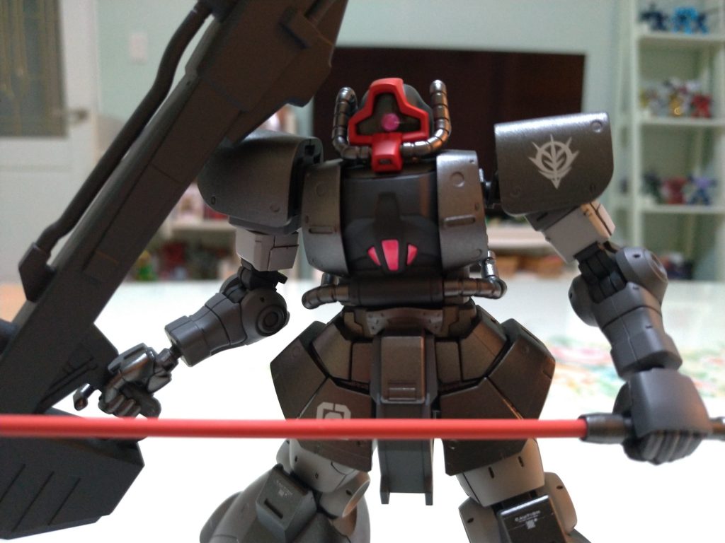 胸の窓?はシールを剥がしたら切れてしまったのでシルバーの上から蛍光ピンクを塗ったら変に目立ってしまいました。またバラしを失敗して肩関節や手首がユルユルになってしまい、ポージングがビシッと決まらず…