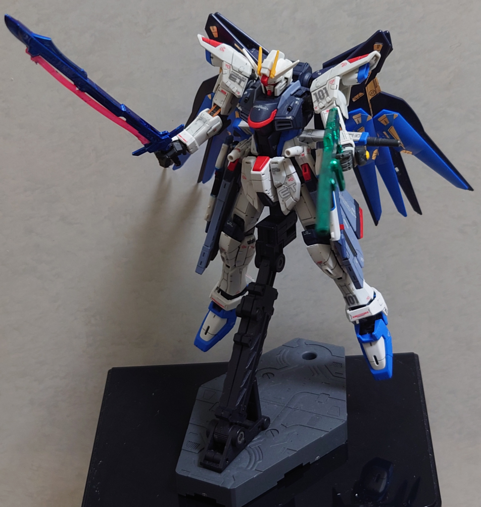 メインの武器はアロンダイト ビームソードと高エネルギー長射程ビーム砲です。個人的な設定はディスティニーの元になったという設定にしてます。元々はジャンクパーツだったのでガンマカで塗りました。