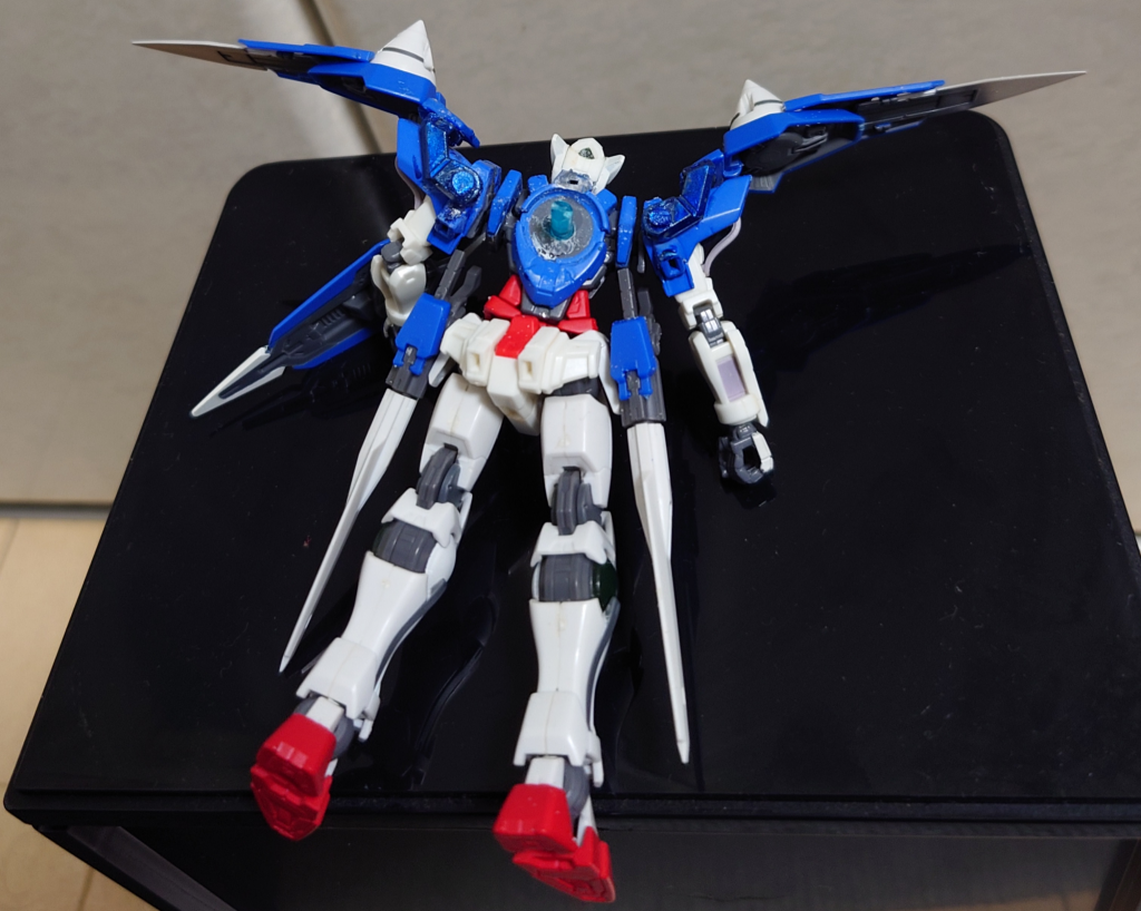 バックパックは背中に穴開けてそこにプラスティックのランナー棒さして繋いでます。肩のGNドライブも腕にランナー棒さして連結しています。