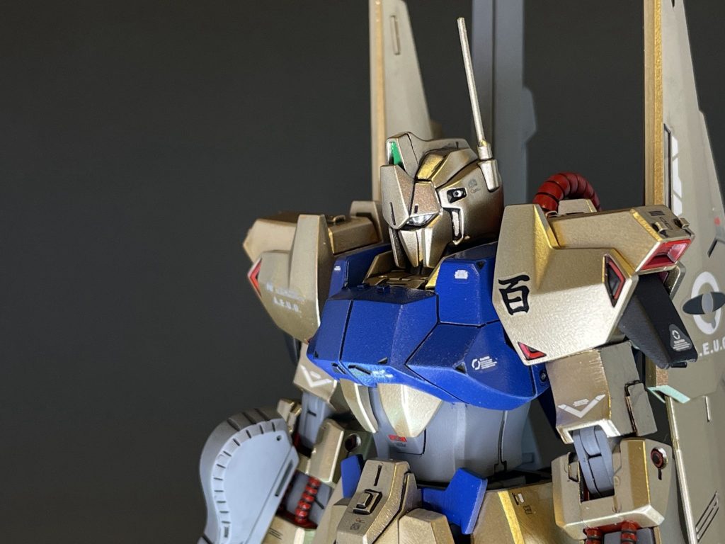 このアングル好きですよメインカメラはクリアなままです。光を当てても変わり映えしないですが、ストレートな感じがして好感が持てます。僕だけがそう思うのでしょうか笑