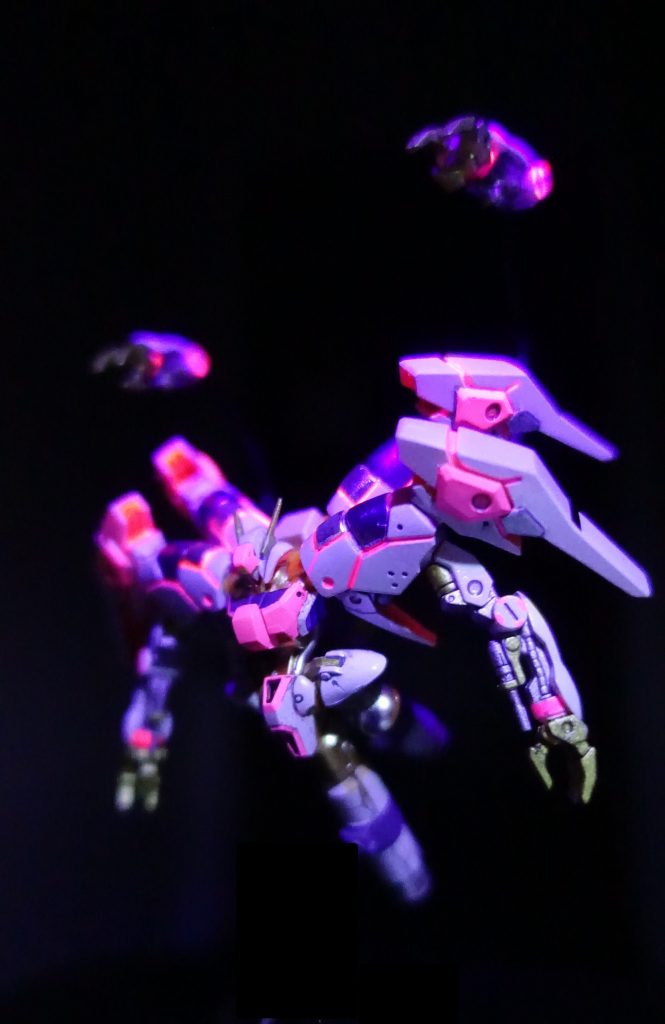 「あんなのは飾りです。エライ人にはそれがわからんのです」一年戦争末期のア・バオア・クー最終決戦を前に、足のないジオングを見たシャアに対して平然と言ってのけたことで有名な、ジオンの技術士官A（以後　技A）。彼はデラーズ紛争の時にノイエ・ジールの開発にも携わったという噂。その後のグリプス戦役ではアクシズのハマーンのもとでモビルスーツ開発に携わっていた。