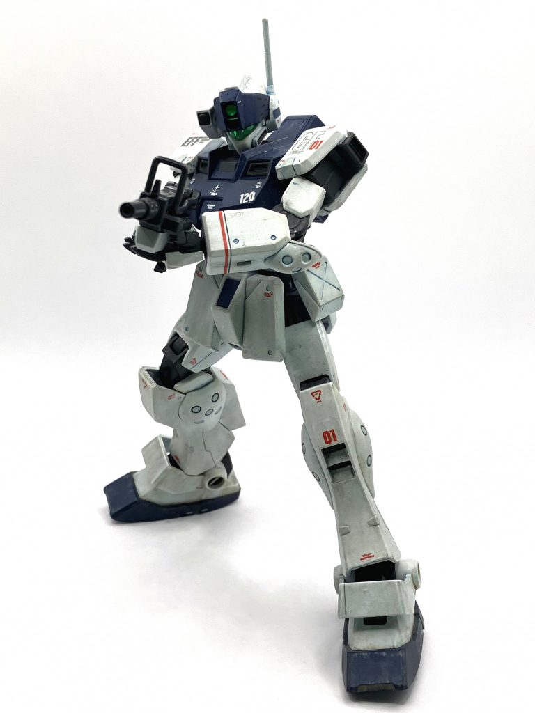 ABS製の100mmMGのフォアグリップは塗装したら割れました(TT)なので、接着固定です。