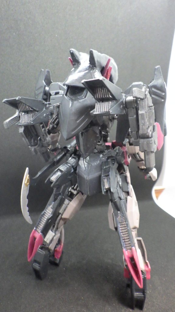 バックショット。背部のスラスターをサイドアーマーに移植、もともとのスペースにコトブキヤのスラスターを増設しました。移植にあたり、リアアーマーを大幅に小型化しました。以下武装の紹介です。