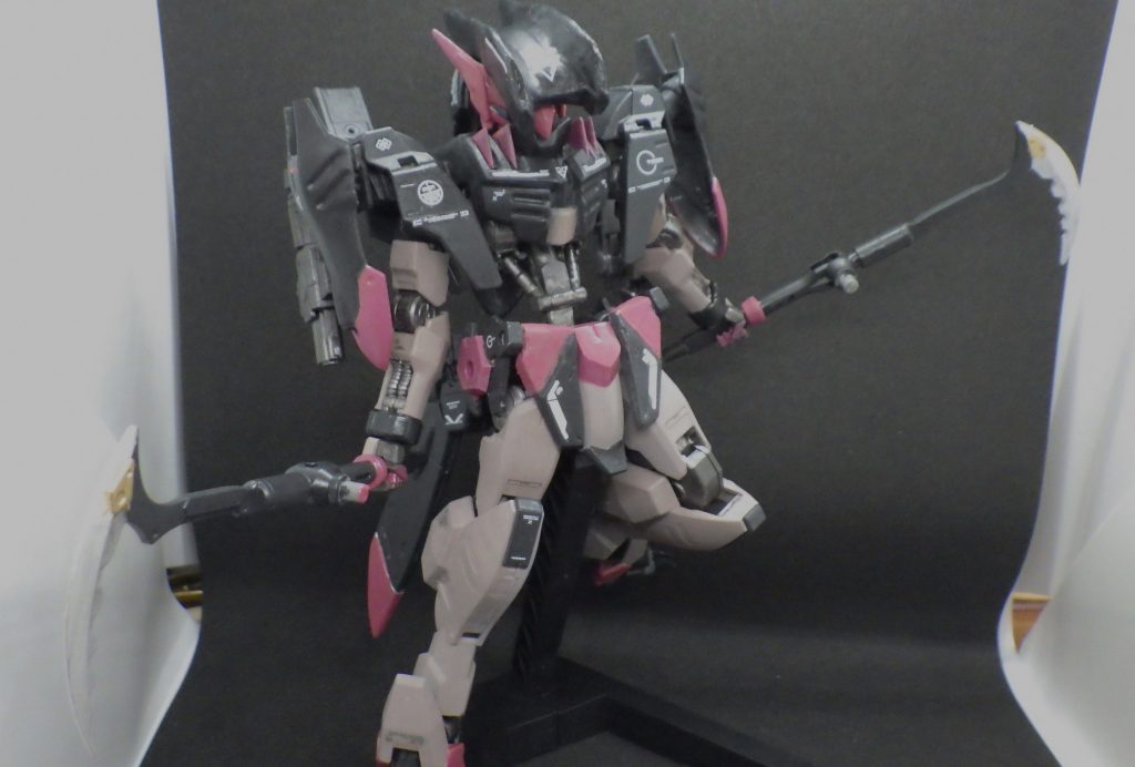 ダブルサイズ。バトルアンカーを取り払った代わりに装備した二本の手鎌。一撃の攻撃力は下がった代わりに手数が増えたことで、一度に複数の敵を相手にできる。非使用時はサイドアーマーにマウント可能。