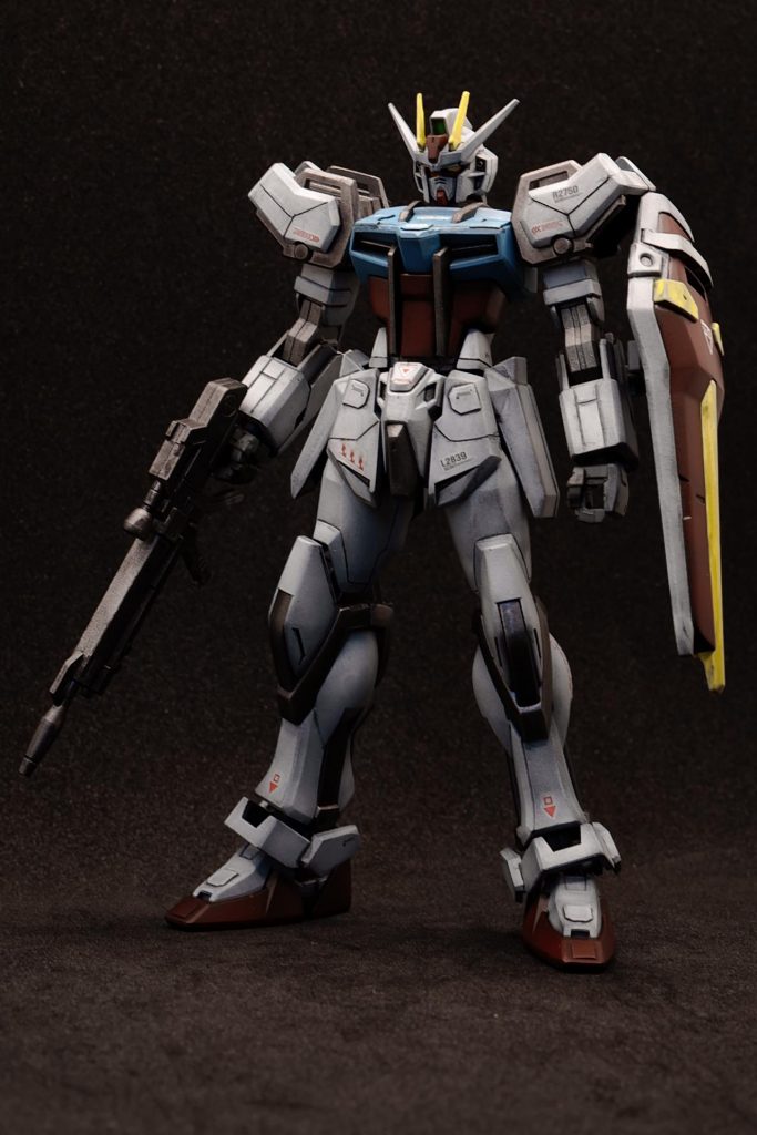 正面。スジ彫りの粗さが目立ちますね。黒立ち上げに関しては、「白が全然発色しねー!」と思いながら塗ってたんですが、写真に撮ってみると意外と白かったですね。