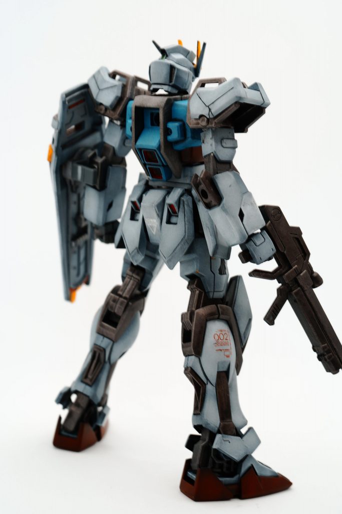 背面。やっぱりスジ彫りを盛大にミスっていますがまあ気にしないでください。ボディのブルーはもっと濃い青の方が良かったかなぁと思いながらも、写真でみるとそんなに気にならないから不思議です。